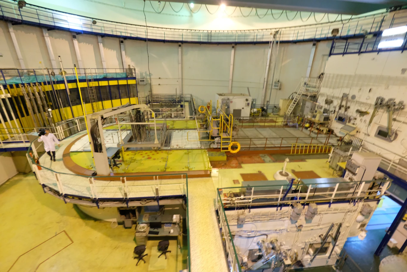 Na aukcję WOŚP trafił limitowany zestaw Lego przedstawiający polski reaktor jądrowy MARIA. Duża hala technologiczna z zaawansowaną aparaturą przemysłową, centralnie umieszczony okrągły reaktor otoczony podestami i barierkami, dwie osoby w białych fartuchach laboratoryjnych obserwujące urządzenia, liczne kable oraz stanowiska kontrolne.