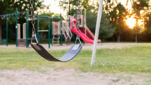 Masowe zatrucia u dzieci w Polsce. Skażone są m.in. place zabaw