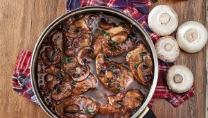 Ciemny sos sojowy świetnie wzbogaca smak grzybów 