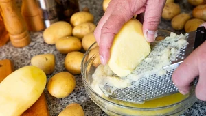 Surowe, starte na tarce ziemniaki można stosować na wiele skórnych dolegliwości