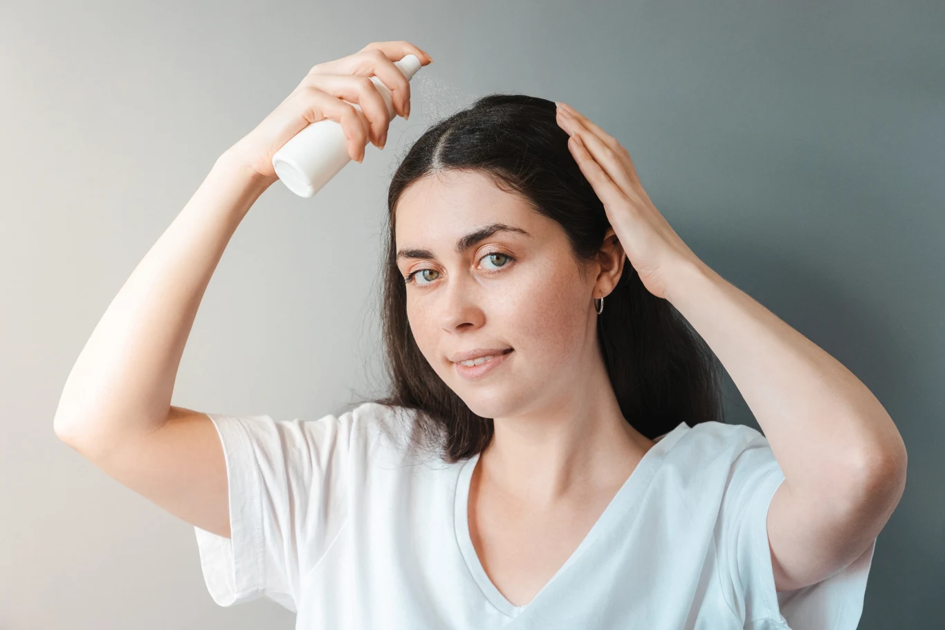 Zmagasz się z problemem osłabionych i wypadających włosów? Ta naturalna wcierka pomoże ci je wzmocnić i pobudzić wzrost