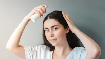 Zmagasz się z problemem osłabionych i wypadających włosów? Ta naturalna wcierka pomoże ci je wzmocnić i pobudzić wzrost