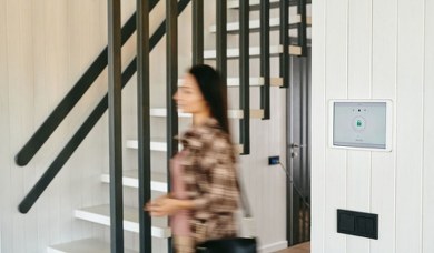 Bezpieczne mieszkanie z czujnikami – lista rzeczy, które realnie zmniejszają ryzyko strat