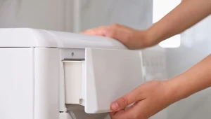 Jak skutecznie wyczyścić szufladę na detergenty domowym sposobem?