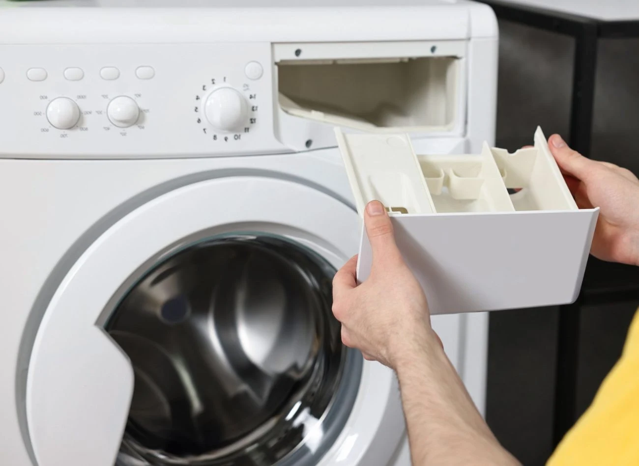 Przy okazji czyszczenia szufladki na detergenty, warto przetrzeć także gniazdo pralki, w którym się ono znajduje