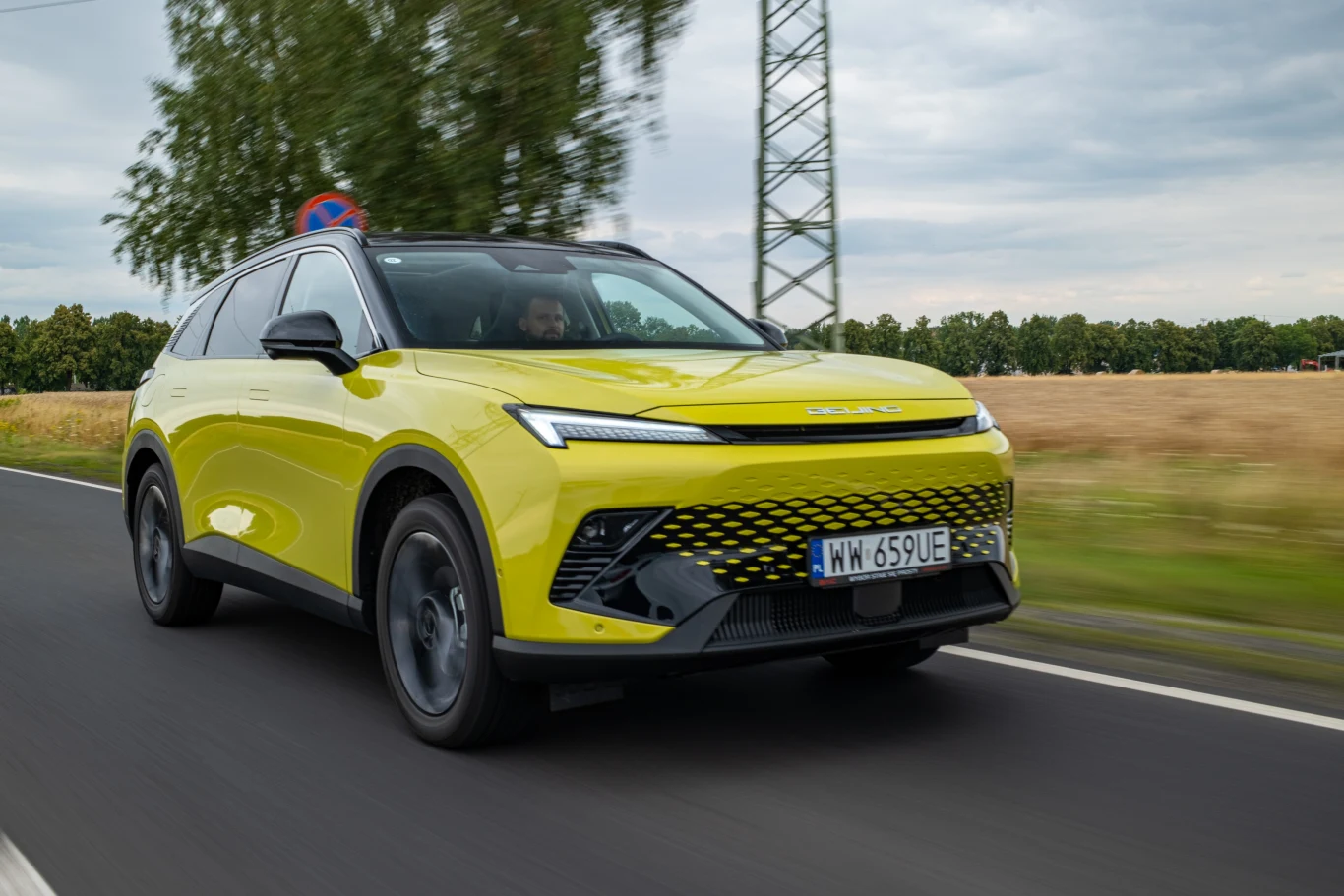 BAIC 5 wyróżnia się na drodze nie tylko wśród chińskich rywali - i nie tylko z uwagi na charakterystyczny żółty lakier nadwozia.