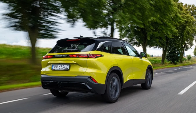 Ciekawe detale to między innymi dzielony spojler dachowy czy wąskie, “trójwymiarowe” tylne lampy.