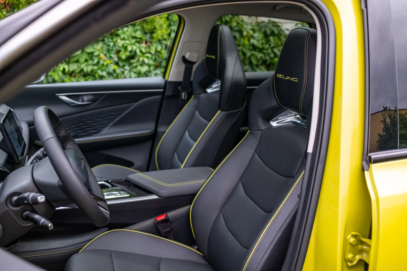 Przednie fotele świetnie się prezentują, ale ich trzymanie boczne nie jest tak dobre, jak sugeruje to ich wygląd.