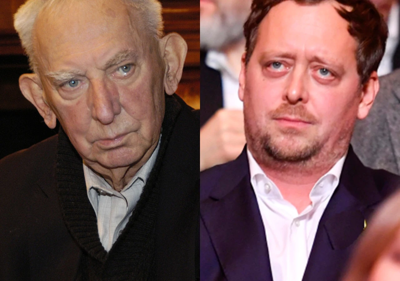 Gustaw Holoubek, Jan Holoubek Portrety dwóch mężczyzn o poważnych wyrazach twarzy, starszy mężczyzna po lewej stronie w ciemnym swetrze i młodszy mężczyzna po prawej stronie w marynarce, tło rozmyte z innymi osobami w tle.