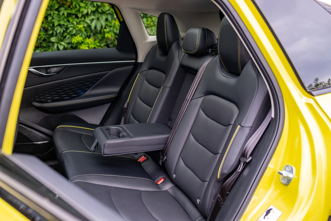 Z tyłu na brak przestrzeni nie będą narzekać nawet pasażerowie o wzroście powyżej 180 cm.