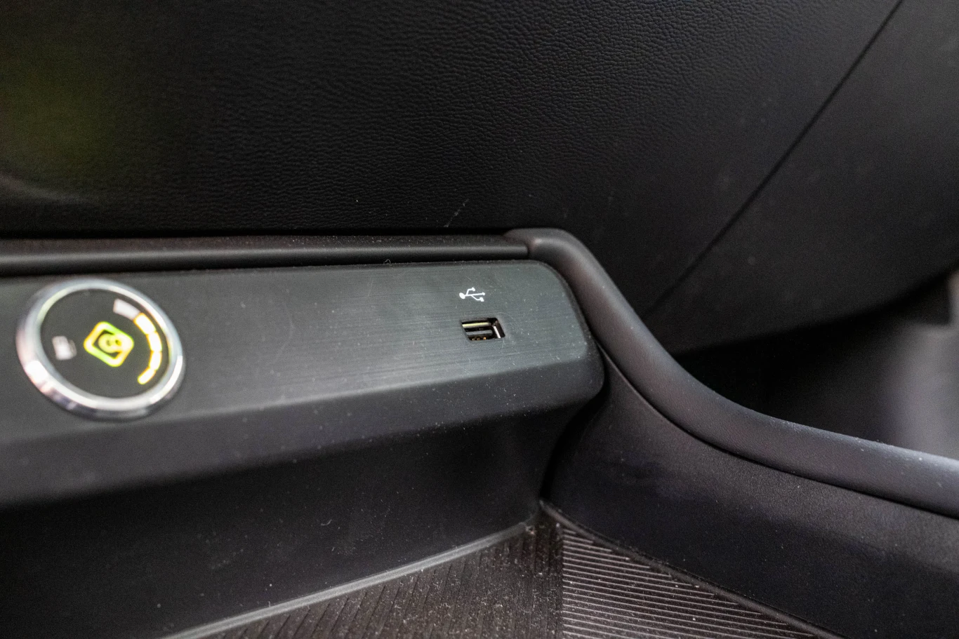 W kabinie są trzy porty USB, jeden z nich znajduje się tuż nad półką na mniejsze przedmioty.