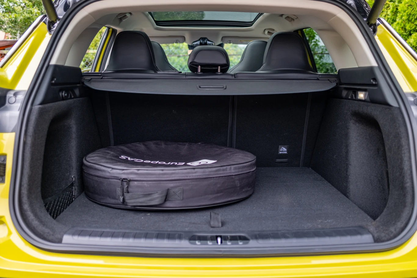 Bagażnik o pojemności 350 l wygląda na większy niż podaje producent. Zbiornik LPG zajmuje miejsce koła dojazdowego.