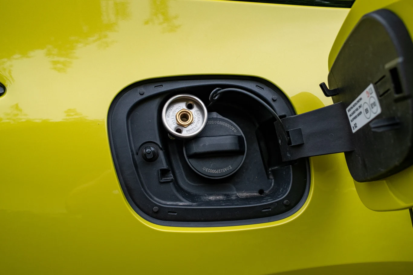 “Port” do tankowania LPG ukryto pod klapką wlewu paliwa. To sprytne rozwiązanie nie zdradza, że auto jest zasilane dwoma rodzajami paliwa.