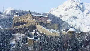 Jedna z najbardziej imponujących warowni w Alpach. Kręcono tu wiele filmów