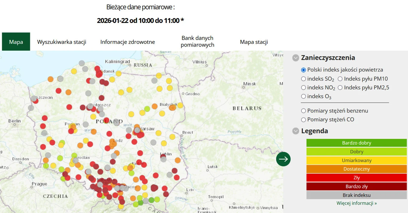 Mapa Polski przedstawiająca bieżące pomiary jakości powietrza w różnych lokalizacjach, oznaczone kolorowymi punktami według stopnia zanieczyszczenia. W legendzie wyjaśniono znaczenie kolorów od bardzo dobrego do bardzo złego poziomu powietrza.