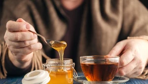 Od lat sięgamy po miód przy infekcji. Naturalny lek czy słodkie placebo?