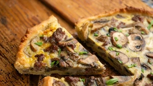 Pełna smaku, aromatyczna i bardzo elegancka tarta z pieczarkami