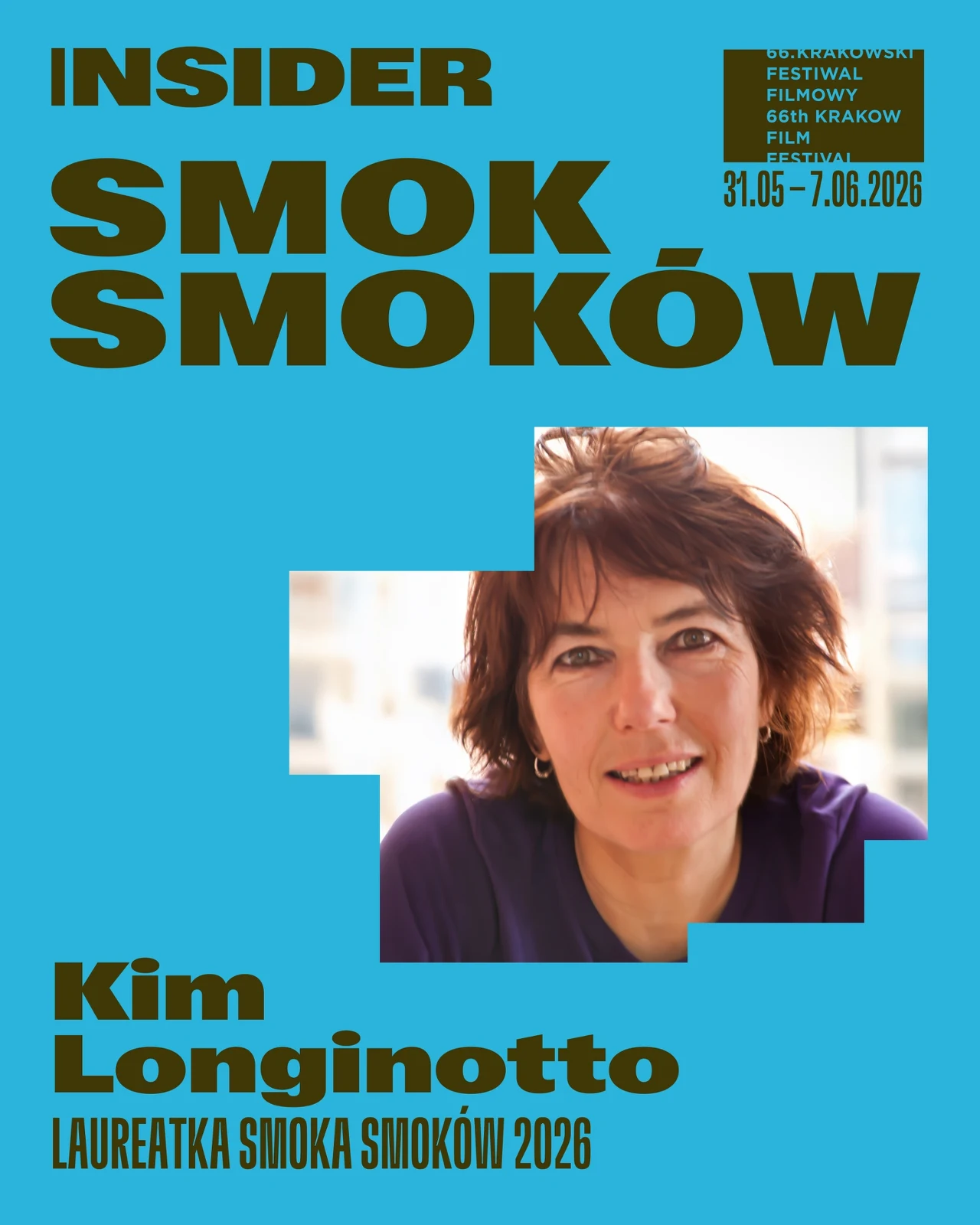 Kim Longinotto Portret kobiety z krótkimi, brązowymi włosami na tle jasnego okna, otoczony graficznymi elementami w kolorze turkusowym z tekstem informującym o festiwalu filmowym w Krakowie w 2026 roku oraz wyróżnieniem Kim Longinotto jako laureatki nagrody Smok Smoków.