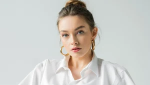 Złota biżuteria do białych stylizacji: dawniej symbol klasy i elegancji, dziś styliści mówią - czas zapomnieć