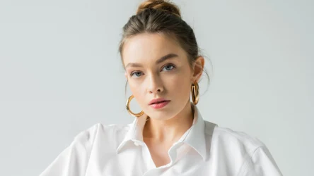 Złota biżuteria do białych stylizacji: dawniej symbol klasy i elegancji, dziś styliści mówią - czas zapomnieć