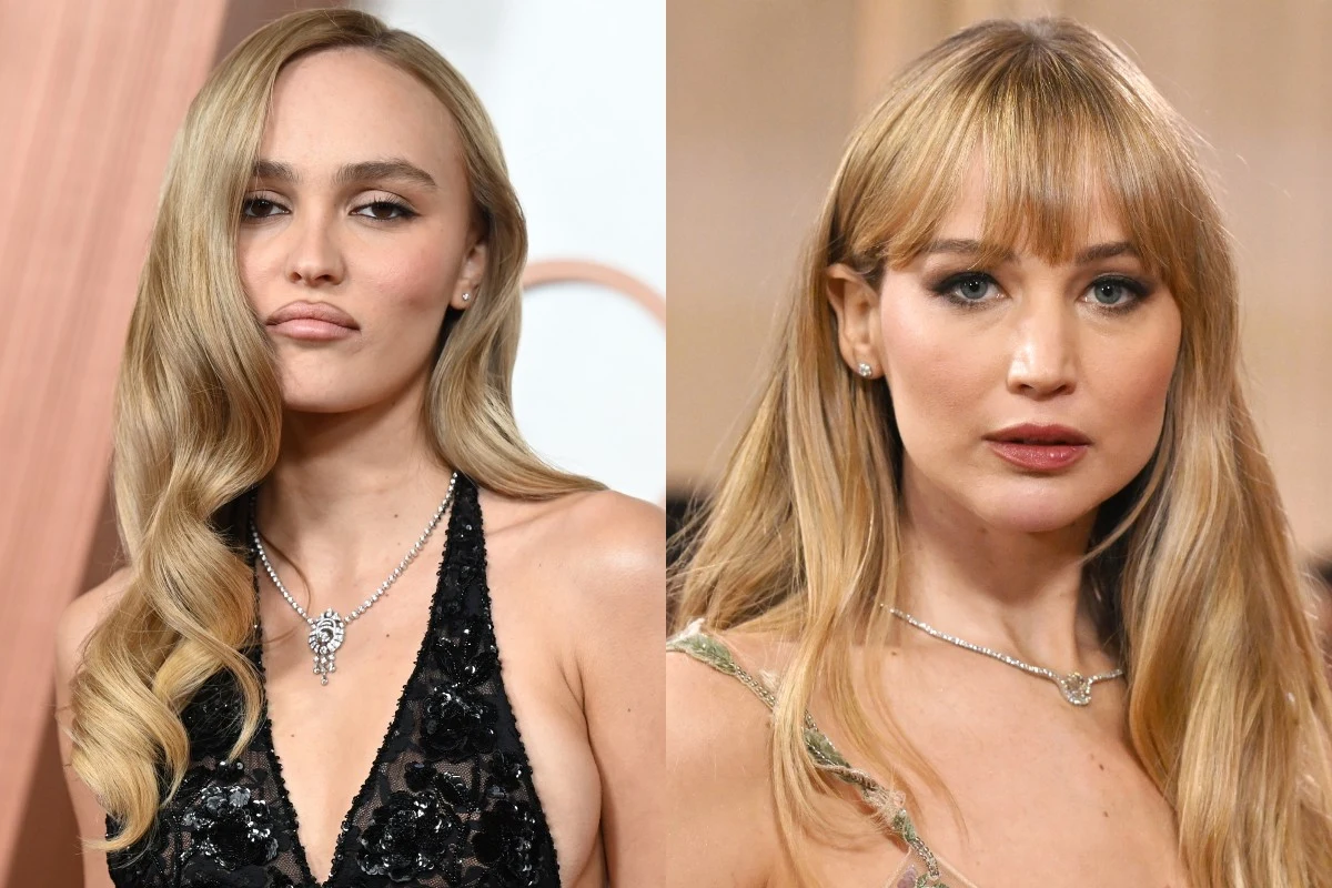 Dwie kobiety w eleganckich sukniach i z długimi, rozpuszczonymi włosami, noszące delikatne naszyjniki. Obie mają zrobiony makijaż podkreślający rysy twarzy i patrzą w stronę obiektywu.