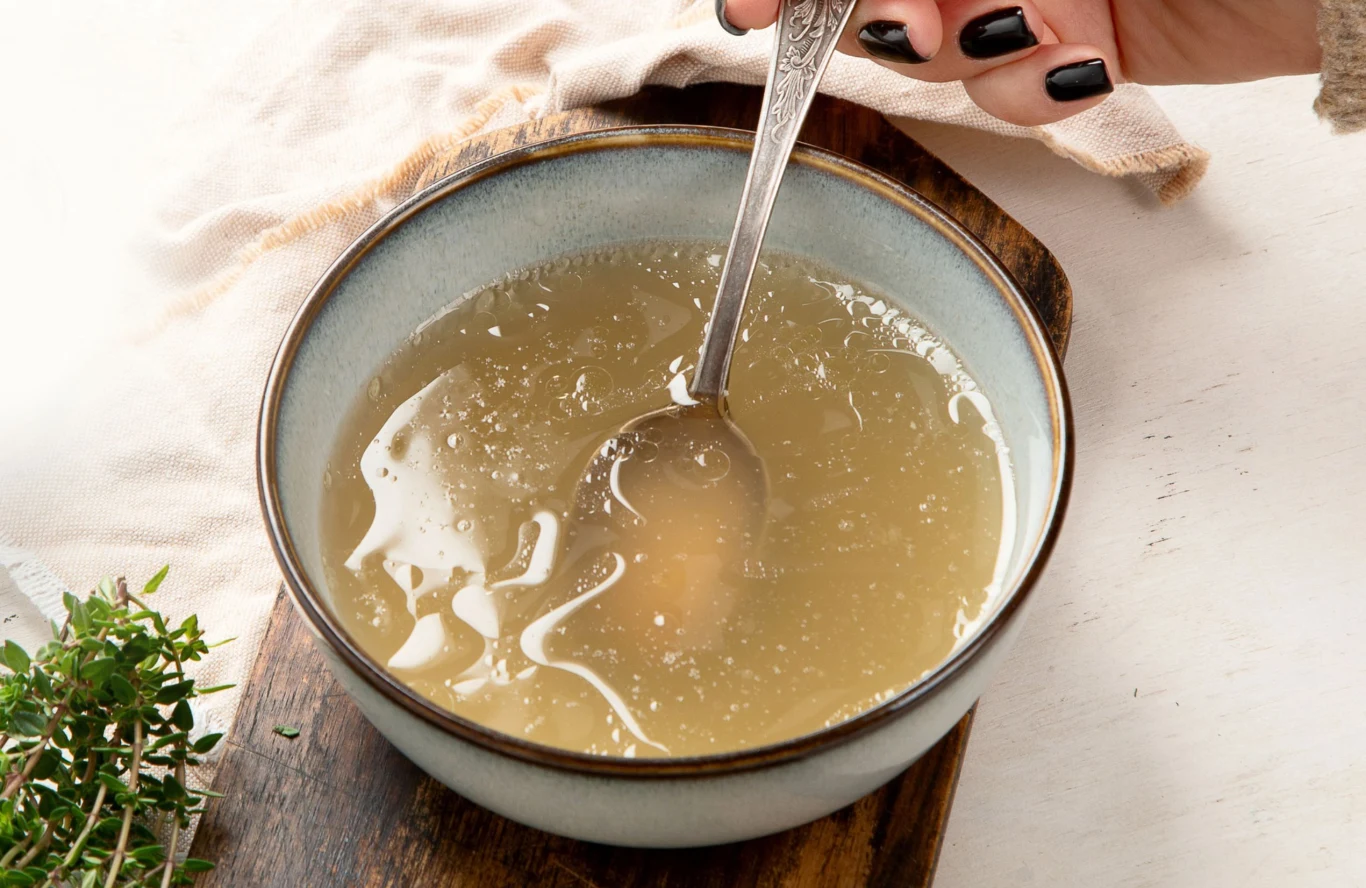 Zupę kolagenową przygotowuje się na kościach szpikowych, golenia wołowej czy kurzych łapkach Zupę kolagenową przygotowuje się na kościach szpikowych, golenia wołowej czy kurzych łapkach