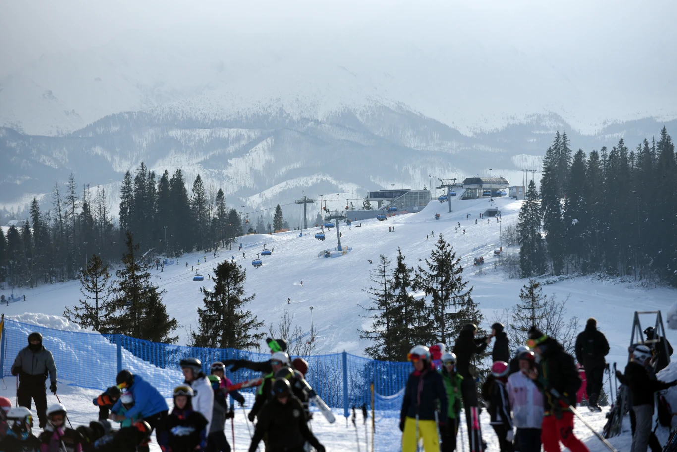 Narciarski Ośrodek Kotelnica Białczańska w czasie ferii zimowych cieszy się zawsze ogromną popularnością. Białka Tatrzańska jest jednak wyjątkowo droga. Narciarski Ośrodek Kotelnica Białczańska w czasie ferii zimowych cieszy się zawsze ogromną popularnością. Białka Tatrzańska jest jednak wyjątkowo droga.