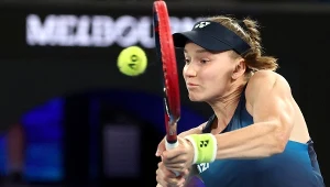 Było już 1:3, 15-40 u Rybakiny z Francuzką. Urodzona w Moskwie odpadła