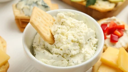 Domowa pasta kanapkowa świetnie sprawdza się także jako dip do przekąsek 