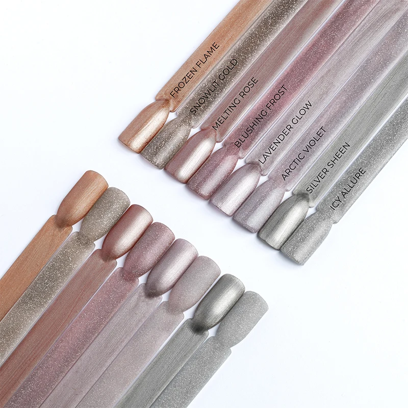 Próbki lakierów do paznokci w różnych odcieniach metalicznych i perłowych, ułożone równolegle, każda z opisem odpowiadającego jej koloru takiego jak Frozen Flame, Arctic Violet, Silver Sheen i inne. Kolory przechodzą od złotych przez różowe po srebrne.