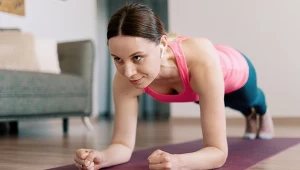 Nieoczywiste ćwiczenia na mięśnie brzucha. Dlaczego są lepsze niż brzuszki?