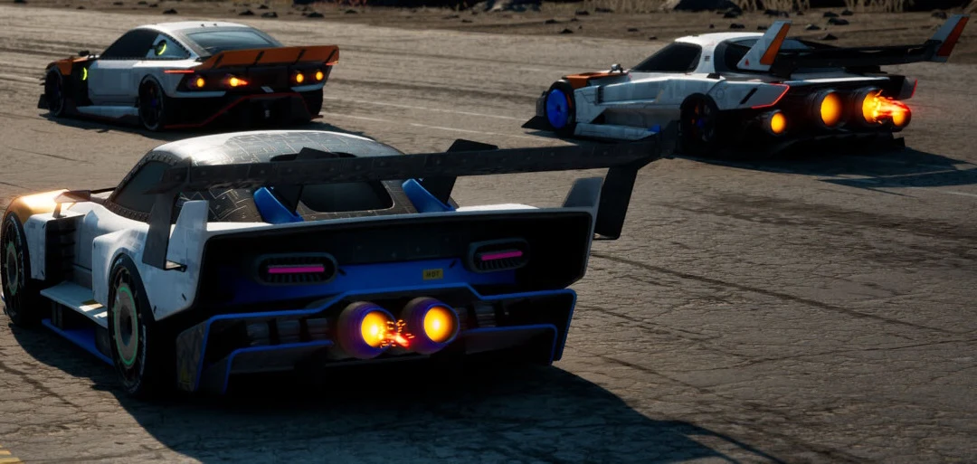 Screamer Trzy sportowe samochody wyścigowe na torze, dynamicznie ruszające z miejsca, widoczne płomienie wydobywające się z rur wydechowych, asfaltowa nawierzchnia i tło z elementami zniszczenia.