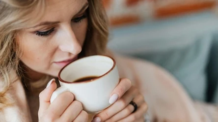 Jest tak słodka jak biały cukier, ale ma trzy razy mniej kalorii, do kawy idealna.