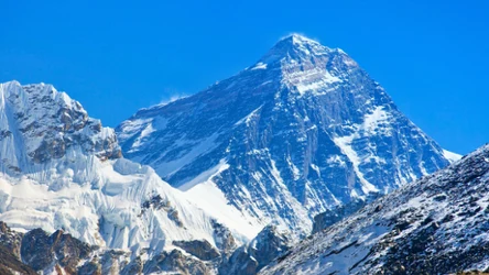 Ile cm rośnie Mount Everest?