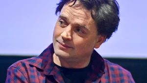 Piotr Polak ma znanego ojca i siostrę. Jego dzieciństwo nie było typowe