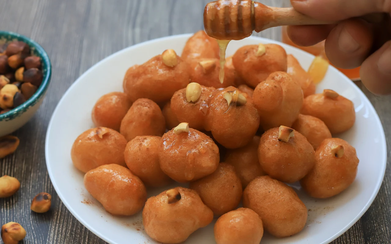 Greckie pączki wychodzą palce lizać. Jak przygotować Loukoumades?