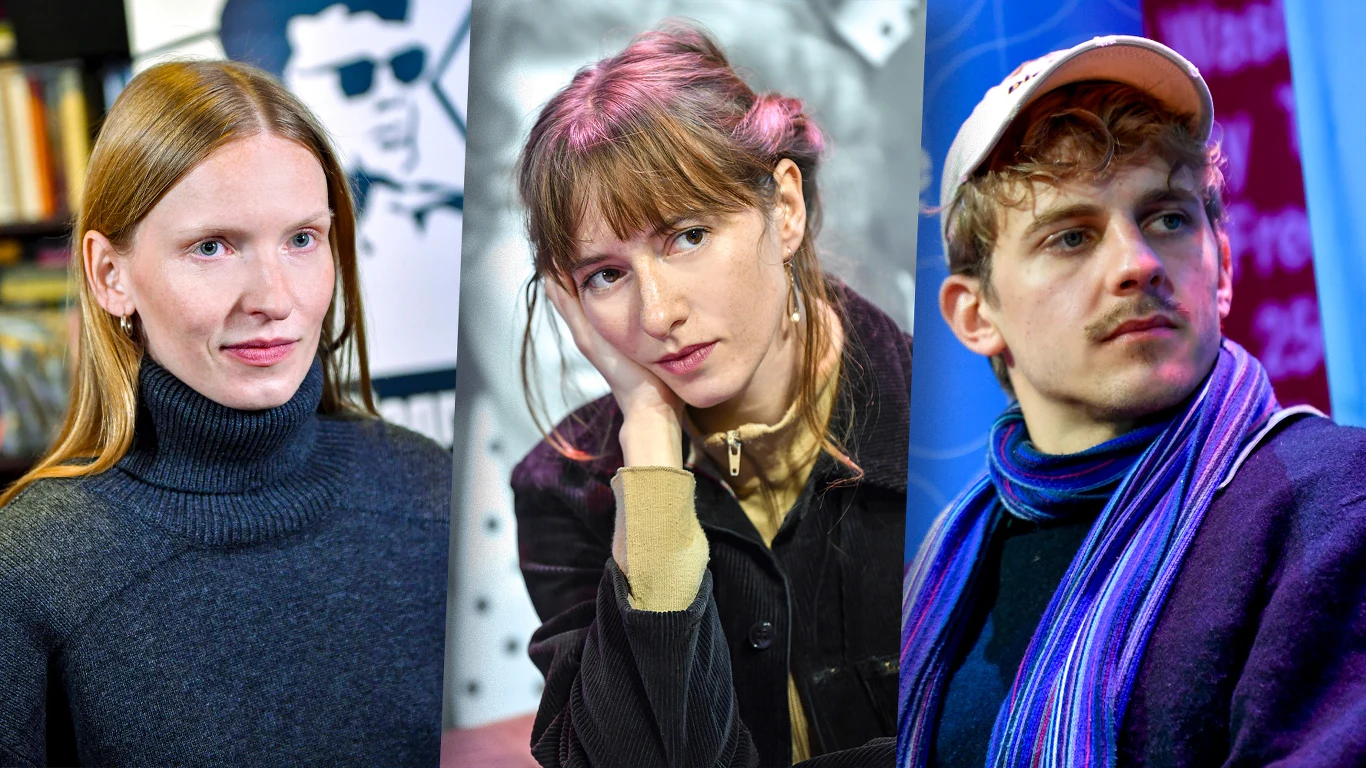 Trzy portrety młodych osób ustawione obok siebie, każda postać prezentuje inną pozę i wyraz twarzy, w tle widoczne rozmyte elementy wnętrz oraz plakaty.