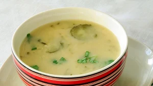 Obok rosołu i pomidorowej, to jedna z ulubionych zup Polaków. Jest bardzo zdrowa.