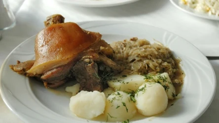 Golonka to klasyczne, sycące danie, które można przygotować w różnych wariantach. Z kapustą i ziemniaczkami smakuje wyśmienicie