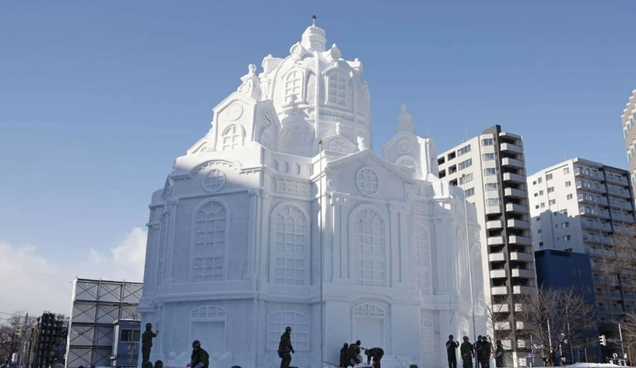 W Sapporo na Hokkaido powstają kilkunastometrowe budowle ze śniegu W Sapporo na Hokkaido powstają kilkunastometrowe budowle ze śniegu