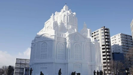 W Sapporo na Hokkaido powstają kilkunastometrowe budowle ze śniegu