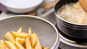 Przed smażeniem frytek należy bardzo dobrze rozgrzać tłuszcz