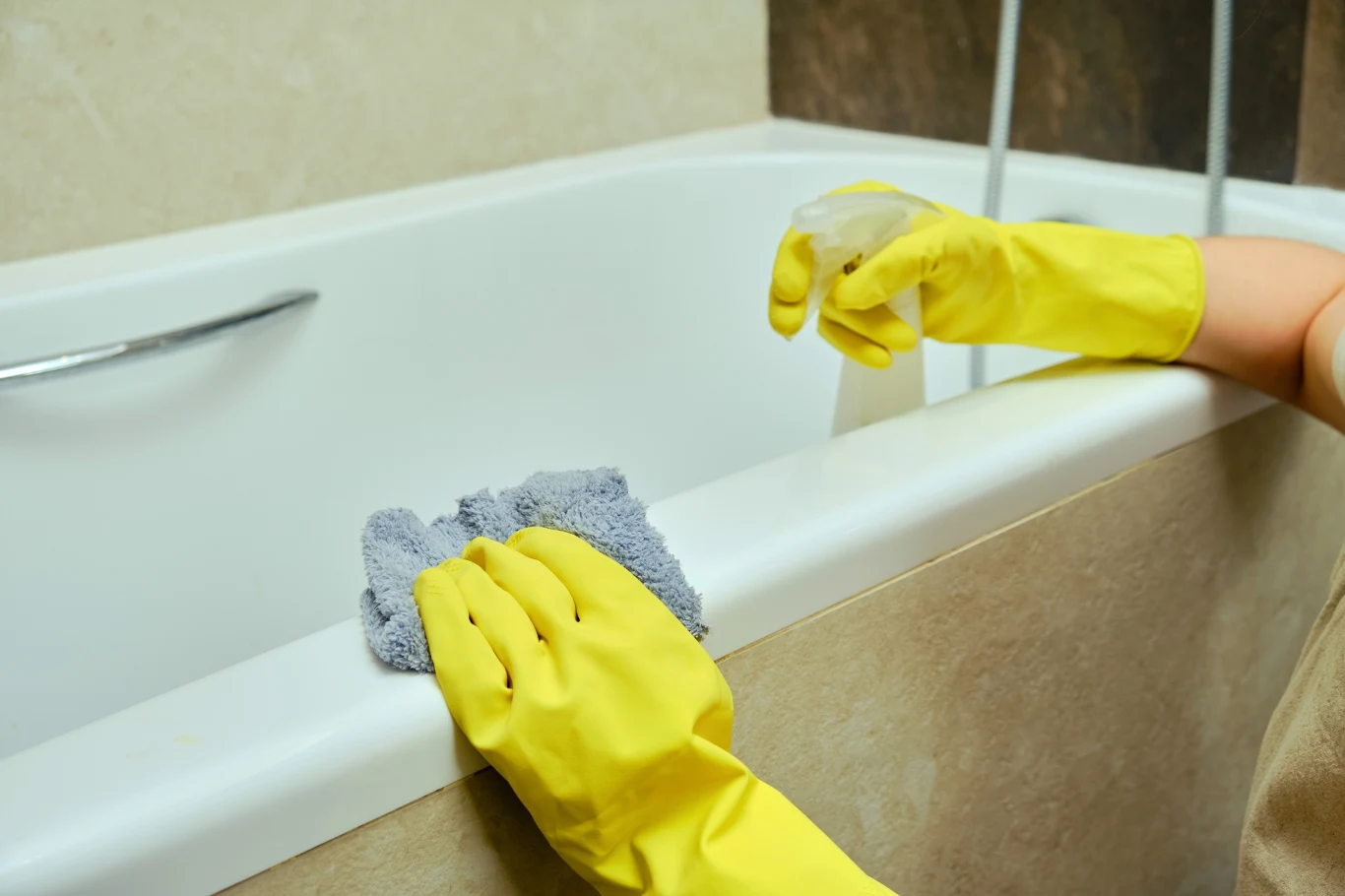 Do czyszczenia wanny przyda ci się woda utleniona. To nie żart, a sprytny trik, dzięki któremu będzie lśnić Do czyszczenia wanny przyda ci się woda utleniona. To nie żart, a sprytny trik, dzięki któremu będzie lśnić