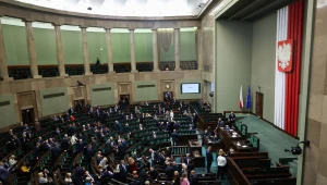 W najnowszym sondażu partyjnym liderzy tracą poparcie. Jeden szczególnie