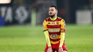 Trener zawieszony, a tu potknięcie lidera. Czerwona kartka pod sam koniec