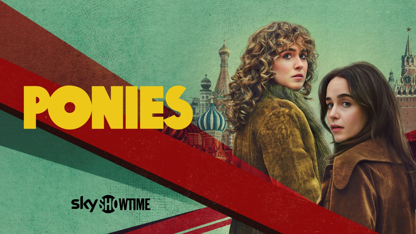 Dwie młode kobiety w płaszczach stoją tyłem i spoglądają przez ramię, na tle stylizowanej grafiki z charakterystyczną architekturą Moskwy oraz kolorowymi pasami. Napisy 'PONIES' oraz logo Sky Showtime umieszczone na zielonym tle.