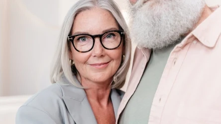 Jasny, miękki blond po pięćdziesiątce często odejmuje lat i pięknie podkreśla rysy twarzy