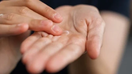 Tania maść z apteki z mocznikiem pomaga zregenerować suche i spękane dłonie