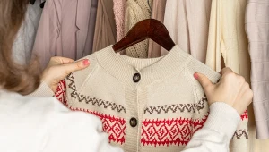 Sweter skurczył się w praniu - jak go uratować? Domowa metoda