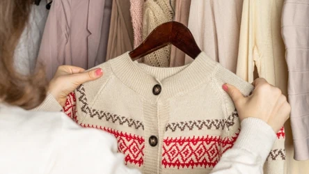 Pranie swetra w pralce może się skończyć jego skurczeniem. Jak uratować sfilcowany sweter? Istnieje pewna domowa metoda.